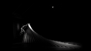 Johann Le Guillerm dans son spectacle Secret(temps2). Conception, mise en piste et interprétation Johann Le Guillerm, 2017. © Photographie David Dubost